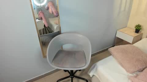 Snapshot of escarleth__ chatting on 02-20-25, 03:30 Escarlet online show from 02-20-25, 03:30