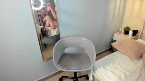 Snapshot of escarleth__ chatting on 02-25-25, 06:53 Escarlet online show from 02-25-25, 06:53