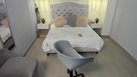 Snapshot of escarleth__ chatting on 10-17-25, 01:46 Escarlet online show from 10-17-25, 01:46