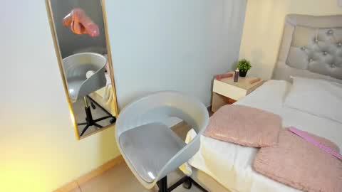 Snapshot of escarleth__ chatting on 10-23-25, 02:05 Escarlet online show from 10-23-25, 02:05