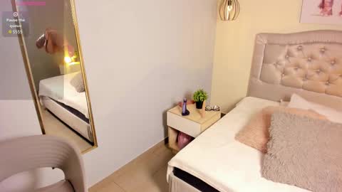 Snapshot of escarleth__ chatting on 11-19-25, 12:38 Escarlet online show from 11-19-25, 12:38