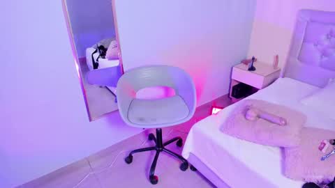 Snapshot of escarleth__ chatting on 11-21-25, 01:10 Escarlet online show from 11-21-25, 01:10