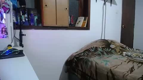 Snapshot of esjrobles chatting on 12-16-24, 05:38 Esteban online show from 12-16-24, 05:38