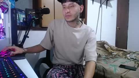 Snapshot of esjrobles chatting on 12-17-24, 02:55 Esteban online show from 12-17-24, 02:55
