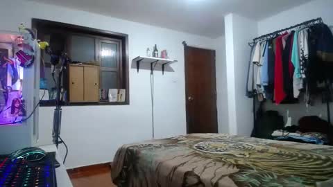 Snapshot of esjrobles chatting on 12-24-24, 01:49 Esteban online show from 12-24-24, 01:49