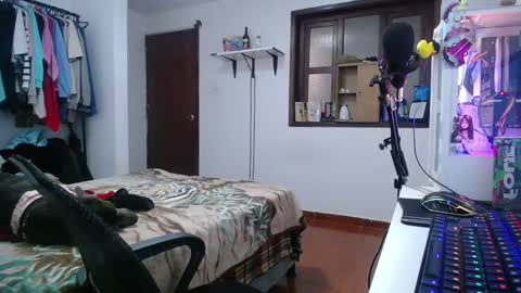 Snapshot of esjrobles chatting on 12-26-24, 02:55 Esteban online show from 12-26-24, 02:55