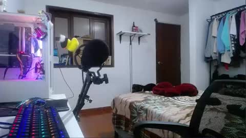 Snapshot of esjrobles chatting on 12-29-24, 01:49 Esteban online show from 12-29-24, 01:49