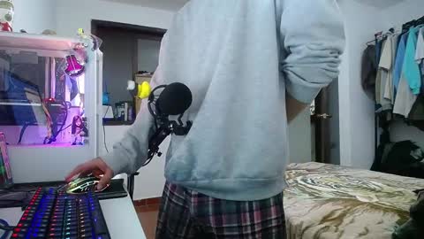 Snapshot of esjrobles chatting on 01-04-25, 07:24 Esteban online show from 01-04-25, 07:24