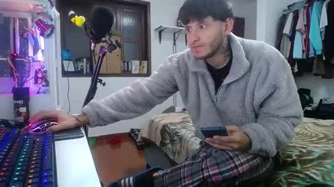 Snapshot of esjrobles chatting on 01-07-25, 08:45 Esteban online show from 01-07-25, 08:45