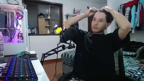 Snapshot of esjrobles chatting on 01-20-25, 02:22 Esteban online show from 01-20-25, 02:22