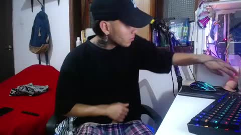 Snapshot of esjrobles chatting on 02-22-25, 01:55 Esteban online show from 02-22-25, 01:55