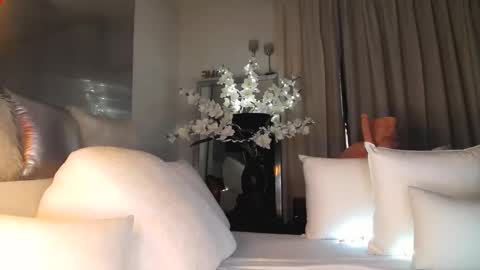 Snapshot of eskeira_ chatting on 10-10-25, 09:36 Esther online show from 10-10-25, 09:36