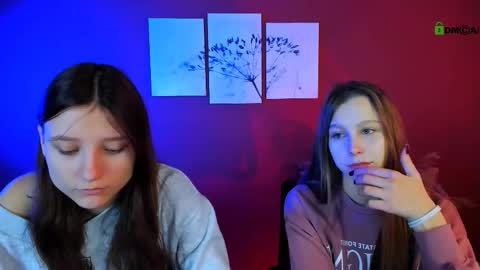 Snapshot of esme_moore_ chatting on 10-17-25, 08:28 esme_moore_ online show from 10-17-25, 08:28