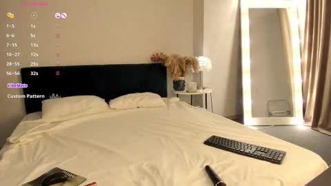 Esme Runn online show from 10-28-25, 03:10