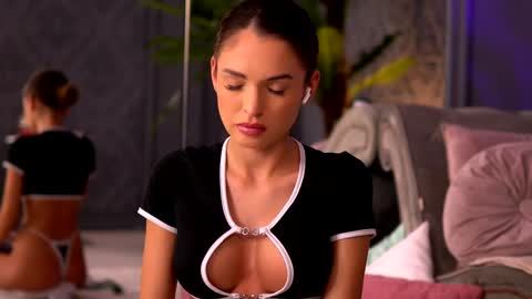 Snapshot of esmeainsley chatting on 12-10-24, 03:30 Raluca  online show from 12-10-24, 03:30