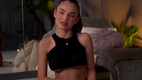 Snapshot of esmeainsley chatting on 01-24-25, 11:23 Raluca  online show from 01-24-25, 11:23