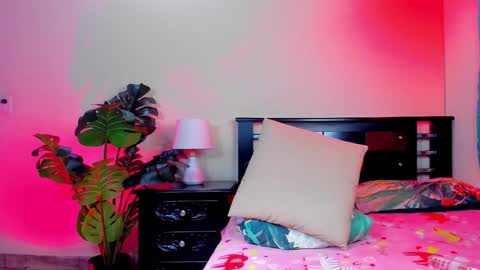 K E Y R A  independent model  online show from 01-19-25, 12:28