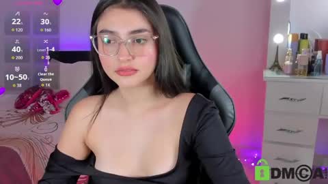 Snapshot of esmeralda_le chatting on 06-03-26, 04:01 Esmeralda online show from 06-03-26, 04:01
