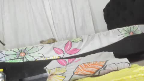 Snapshot of esmeralda_strong chatting on 02-15-25, 12:37 esmeralda online show from 02-15-25, 12:37