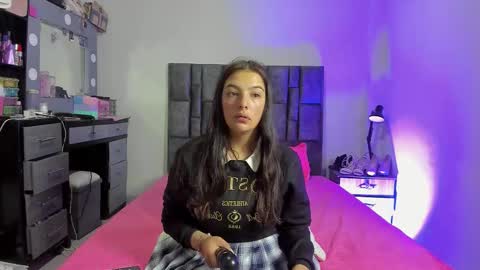 Perla online show from 12-17-25, 05:24