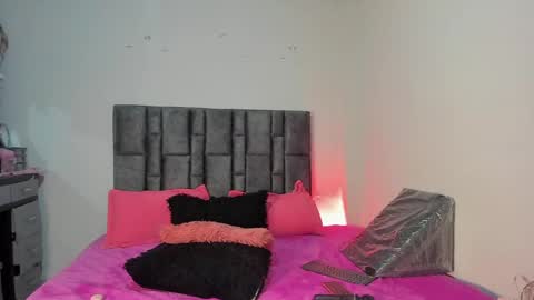 Perla online show from 04-15-26, 04:30