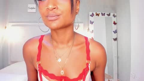 esmeraldanyx online show from 11-18-25, 08:57