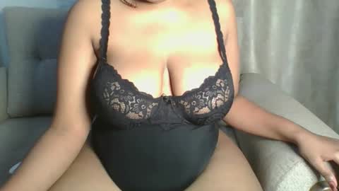 Esme online show from 10-17-25, 11:07