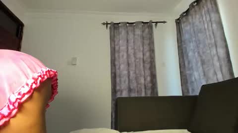 Snapshot of esmeray_ chatting on 04-10-26, 11:37 Esme online show from 04-10-26, 11:37