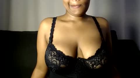 Snapshot of esmeray_ chatting on 06-17-26, 12:02 Esme online show from 06-17-26, 12:02