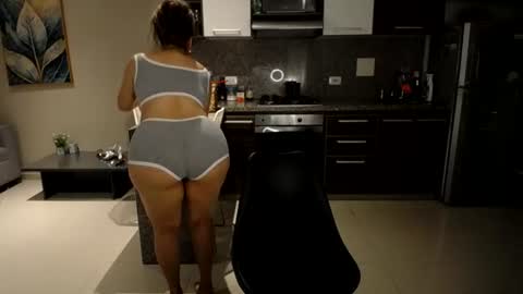 Snapshot of esperanza86_ chatting on 07-20-26, 10:39 Juliana online show from 07-20-26, 10:39