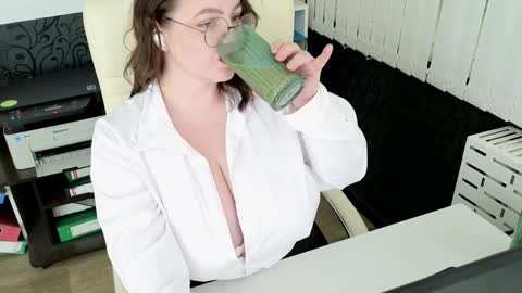 Snapshot of essensual_ chatting on 05-05-26, 01:46 Ava online show from 05-05-26, 01:46