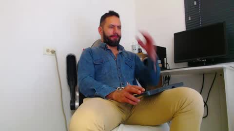 Snapshot of esteban7984068 chatting on 03-10-26, 03:50 esteban online show from 03-10-26, 03:50