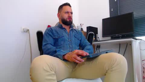 Snapshot of esteban7984068 chatting on 03-17-26, 05:27 esteban online show from 03-17-26, 05:27