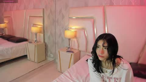 Snapshot of esthervalliere chatting on 04-06-26, 01:45 online show from 04-06-26, 01:45