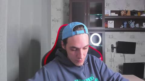 Snapshot of esthetics_boys chatting on 10-29-25, 06:20 LOUIS online show from 10-29-25, 06:20