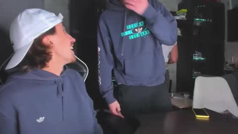 Snapshot of esthetics_boys chatting on 11-05-25, 07:25 LOUIS online show from 11-05-25, 07:25