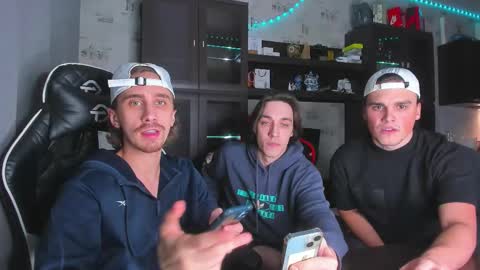 Snapshot of esthetics_boys chatting on 11-08-25, 12:22 LOUIS online show from 11-08-25, 12:22