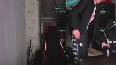 Snapshot of esthetics_boys chatting on 11-09-25, 07:12 LOUIS online show from 11-09-25, 07:12