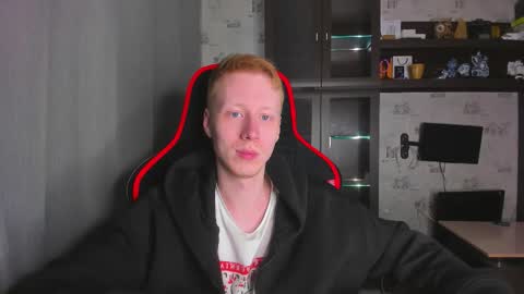 Snapshot of esthetics_boys chatting on 11-12-25, 10:26 LOUIS online show from 11-12-25, 10:26