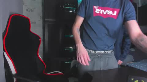 Snapshot of esthetics_boys chatting on 11-16-25, 01:44 LOUIS online show from 11-16-25, 01:44