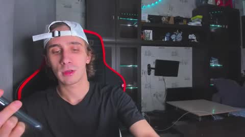 Snapshot of esthetics_boys chatting on 11-18-25, 02:28 LOUIS online show from 11-18-25, 02:28