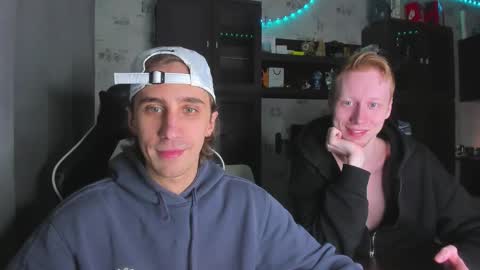 Snapshot of esthetics_boys chatting on 11-30-25, 08:18 LOUIS online show from 11-30-25, 08:18