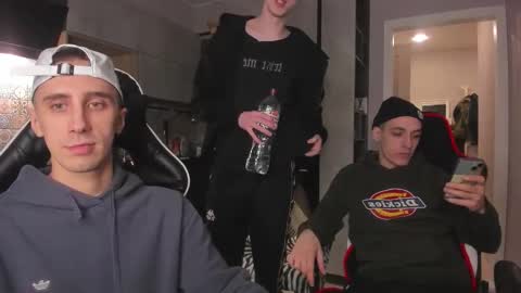 Snapshot of esthetics_boys chatting on 12-13-25, 10:04 LOUIS online show from 12-13-25, 10:04