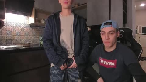 Snapshot of esthetics_boys chatting on 12-14-25, 08:24 LOUIS online show from 12-14-25, 08:24