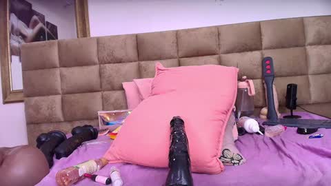 Snapshot of estrella_hanks_ chatting on 01-31-25, 06:14 Estrella online show from 01-31-25, 06:14