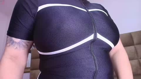 Snapshot of estrella_hanks_ chatting on 02-01-25, 12:16 Estrella online show from 02-01-25, 12:16