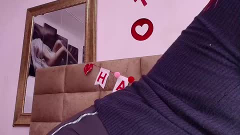 Snapshot of estrella_hanks_ chatting on 02-14-25, 12:03 Estrella online show from 02-14-25, 12:03