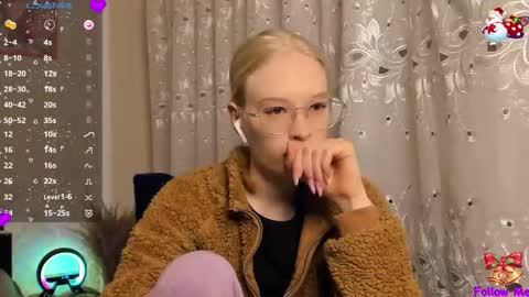 Snapshot of esty_siela chatting on 11-30-25, 01:04 lets get to know each other better in pm online show from 11-30-25, 01:04