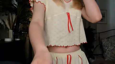 Natalie online show from 09-18-25, 05:42