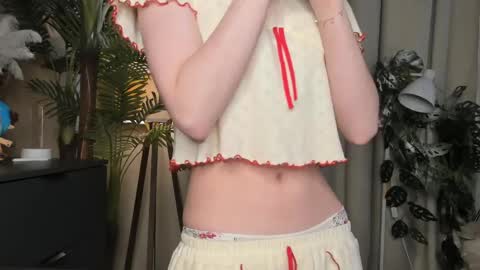 Snapshot of eternity_cuite chatting on 04-29-26, 05:44 Natalie online show from 04-29-26, 05:44